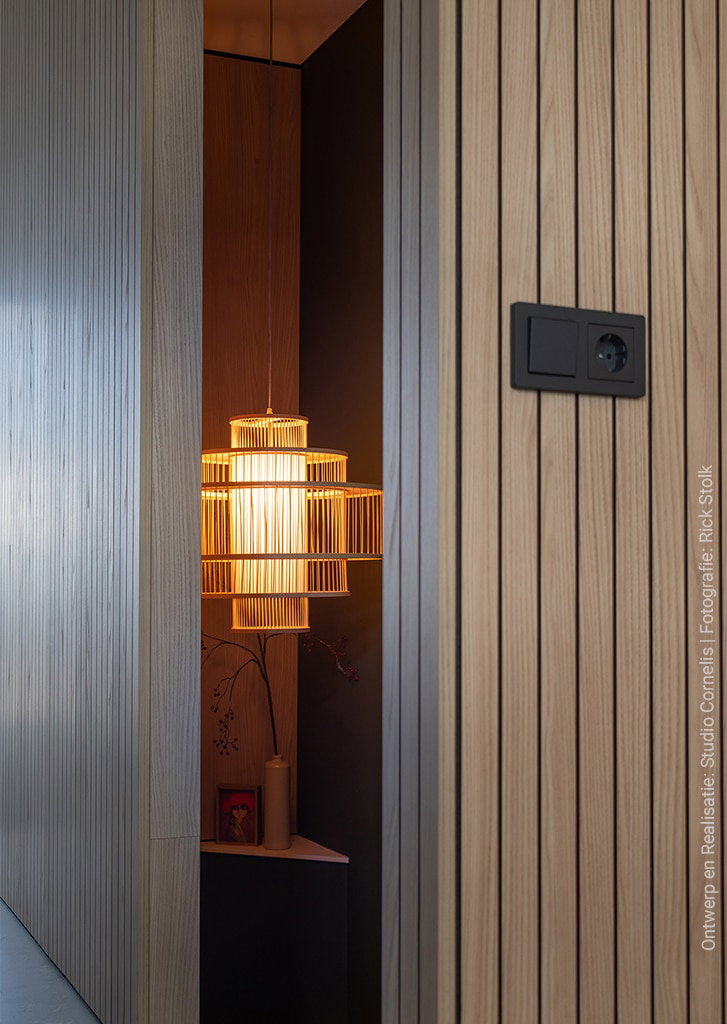 Detailbeeld van een trapombouw, gerealiseerd in de S164 Fronda van Cleaf, welke een lattenwand in blond hout nabootst