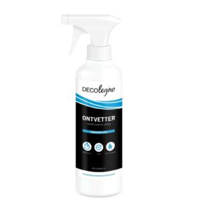 Een flacon DecoLegno ontvetter, een spray voor het reinigen van decoratief plaatmateriaal