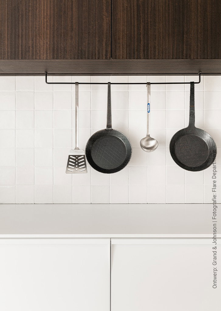 Moderne witte keuken met bovenkasten in een warme houtlook, de LR29 Riga van Cleaf, welke een driedimensionaal lijnenspel combineert met warme houtdecors