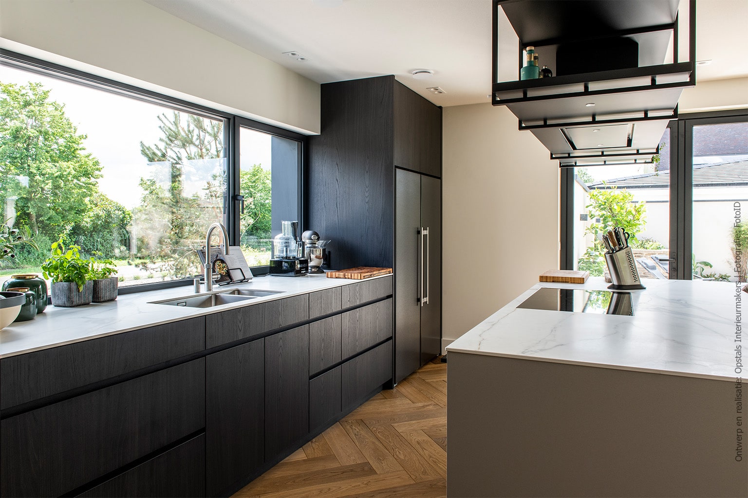 Maatwerk keuken met de uitstraling van kastanjehout