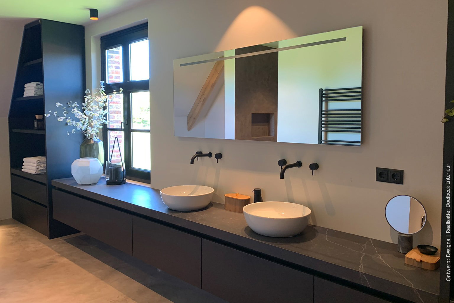 Badkamer uitgevoerd in zwart decoratief plaatmateriaal