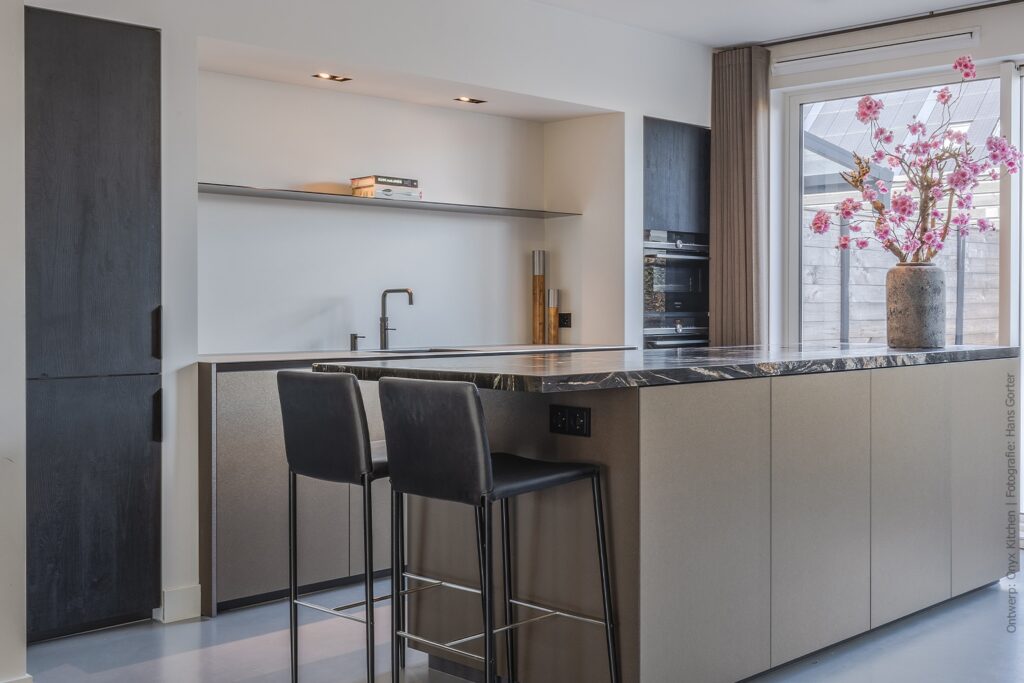 Materialenmix in keukenontwerp Hoofddorp