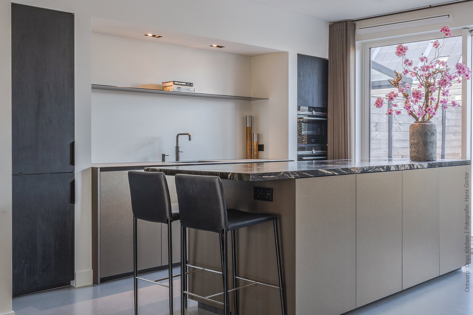 Materialenmix in keukenontwerp Hoofddorp