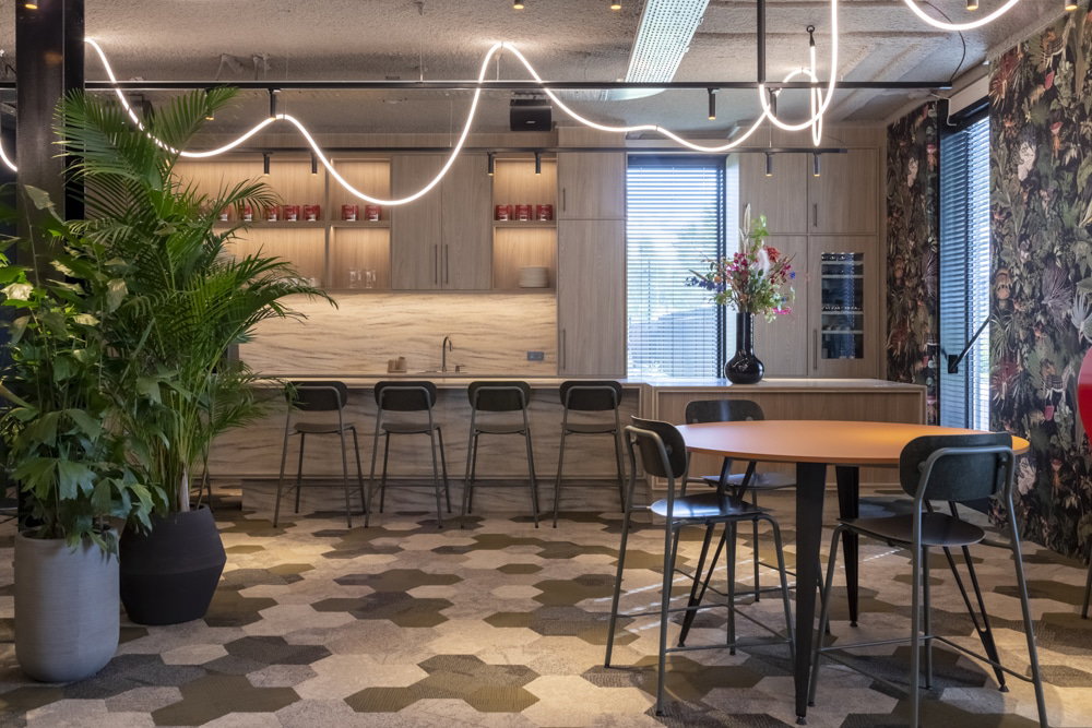 Een keuken waarin voor de kasten de houtlook van de S174 Corteccia is gebruikt en voor het werkblad en de achterwand het solid surface materiaal PAW018 Sahara Dune van Durasein® 