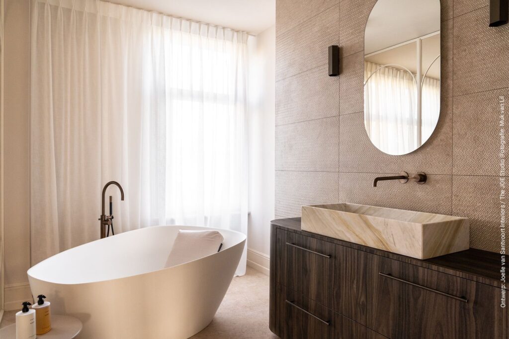 Luxe badkamer met sfeervolle uitstraling