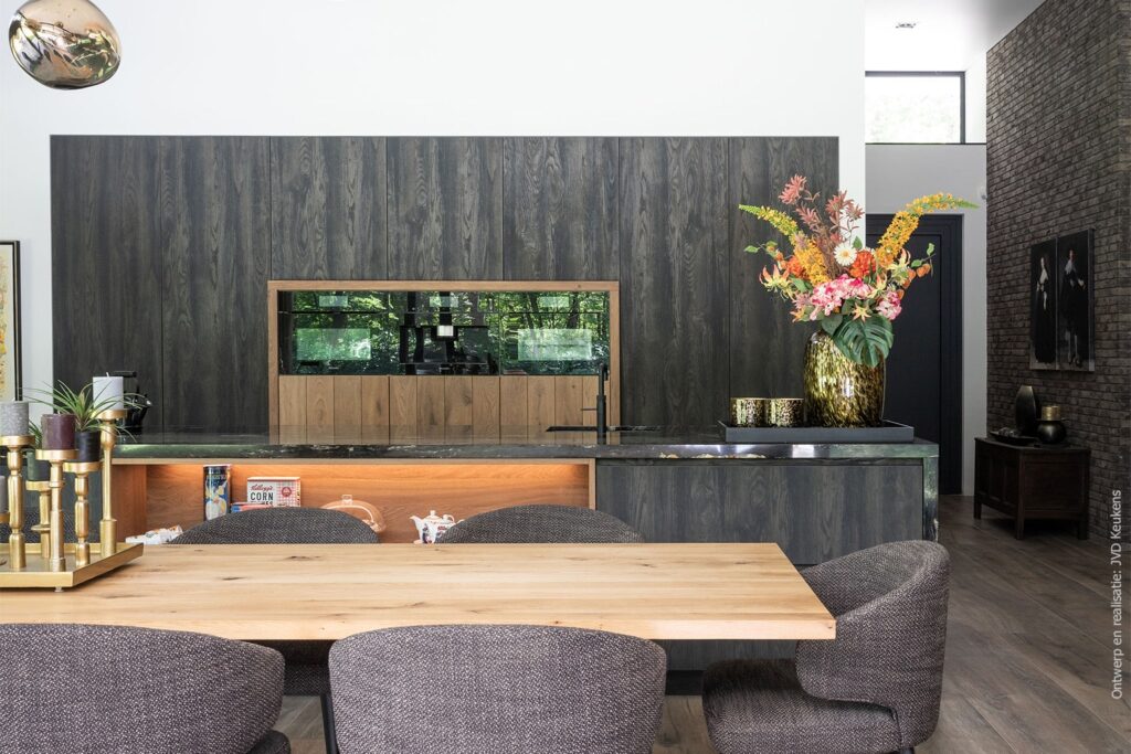 Warm houten keuken met nis