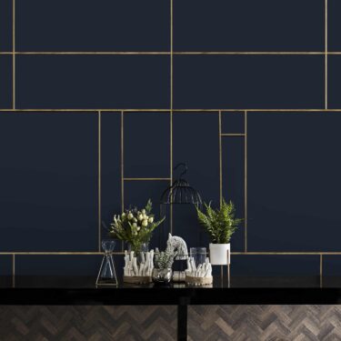 Wand met donkerblauw plaatmateriaal en gouden accenten