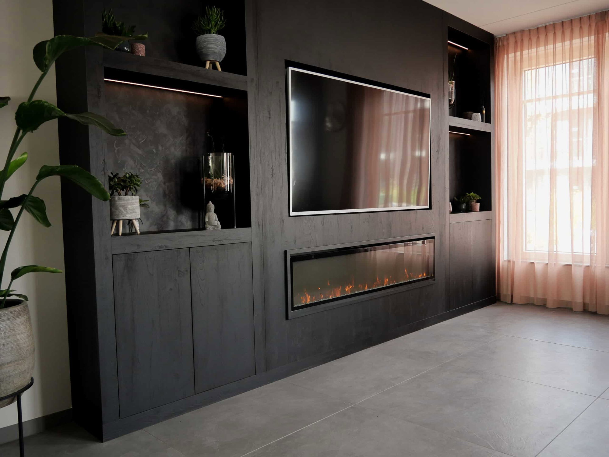 Chique cinewall van plaatmateriaal met zwart houten uitstraling