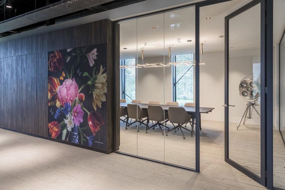 Wandafwerking in de DecoLegno showroom in Westzaan, uitgevoerd in de donkerbruine S158 Okobo van Cleaf, welke een chique houtbeleving heeft, inclusief bloemschildering
