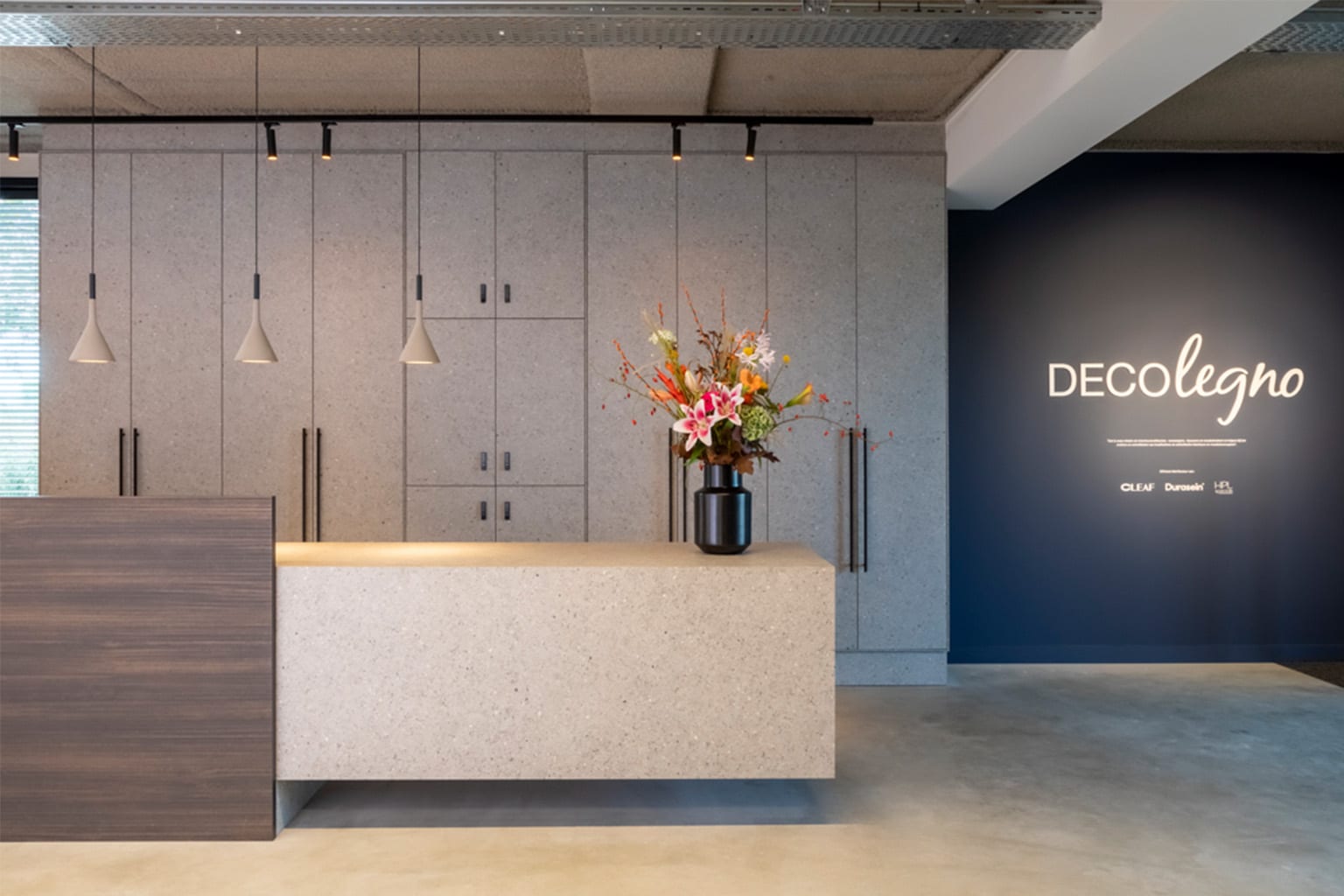Receptiebalie nieuwe showrooom DecoLegno