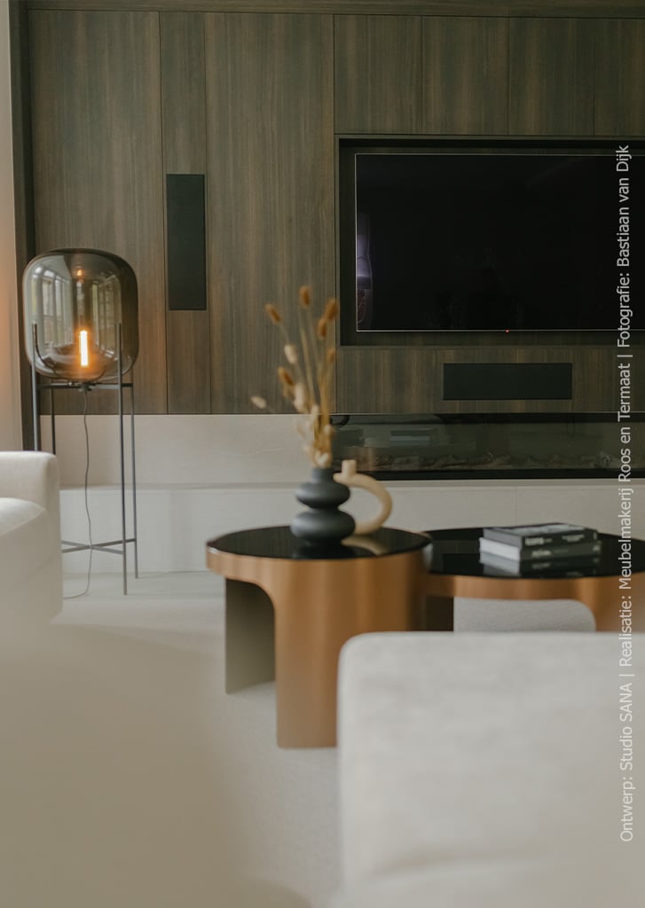 Cinewall in de woonkamer uitgewerkt in de donkerbruine variant van de Sablé structuur, welke een matte, stroeve structuur heeft met het effect van gezandstraald hout en de FC36 Concreta, welke de beleving geeft van minimalistisch natuursteen