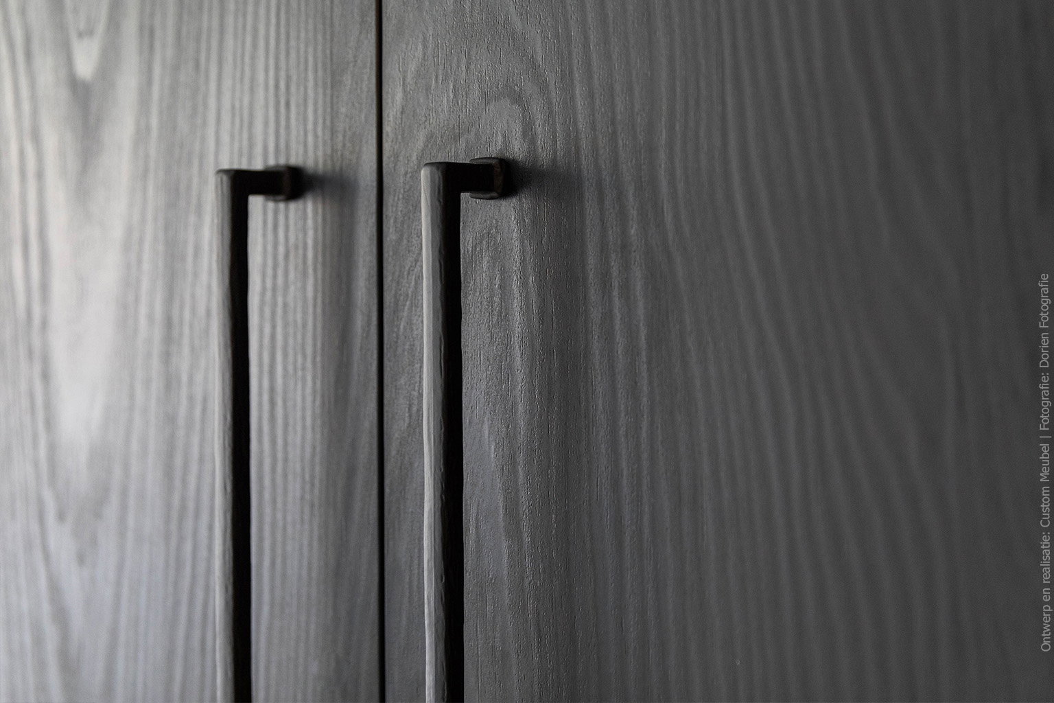 Detail van een op maat gemaakte garderobekast in een zwart houtdecor, de U129 Yosemite van Cleaf