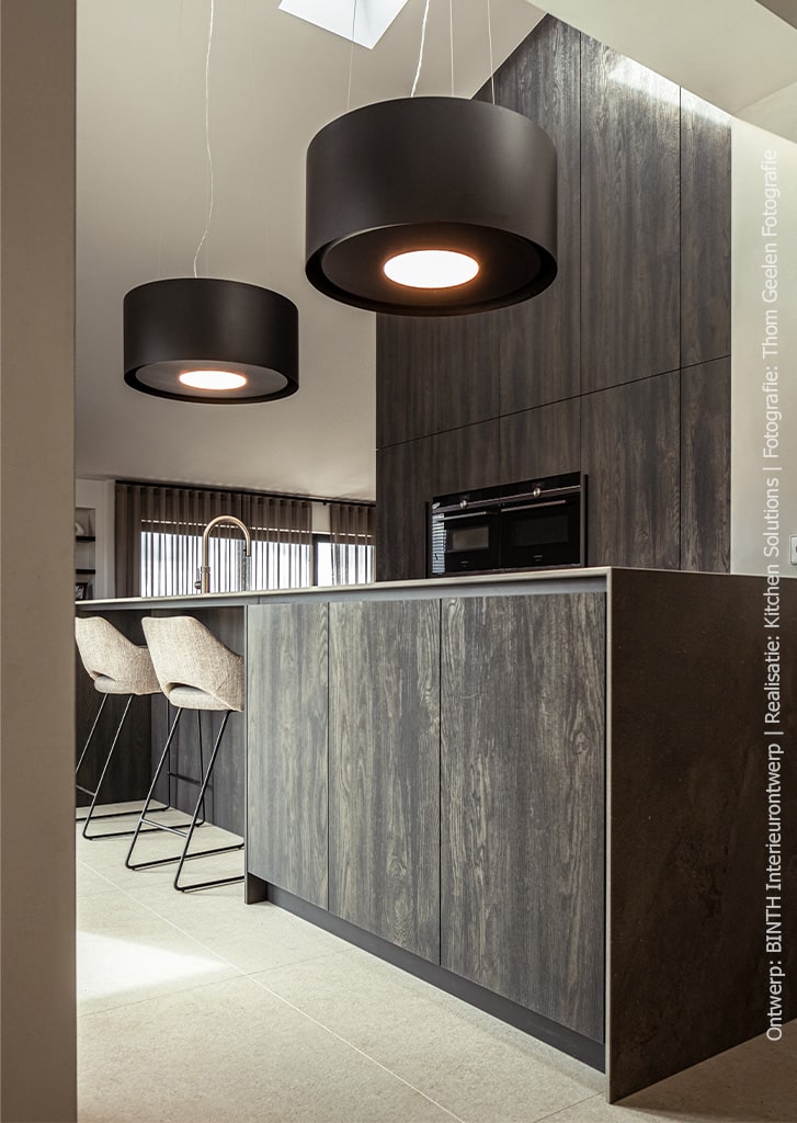 Moderne keuken met de uitstraling van verbrand hout