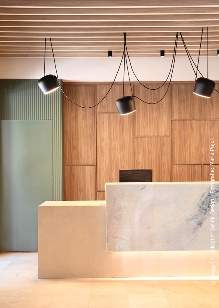 Maatwerk balie met de uitstraling van notenhout, door het decoratieve plaatmateriaal LS13 Poro Noce van Cleaf, in Spaans hotel