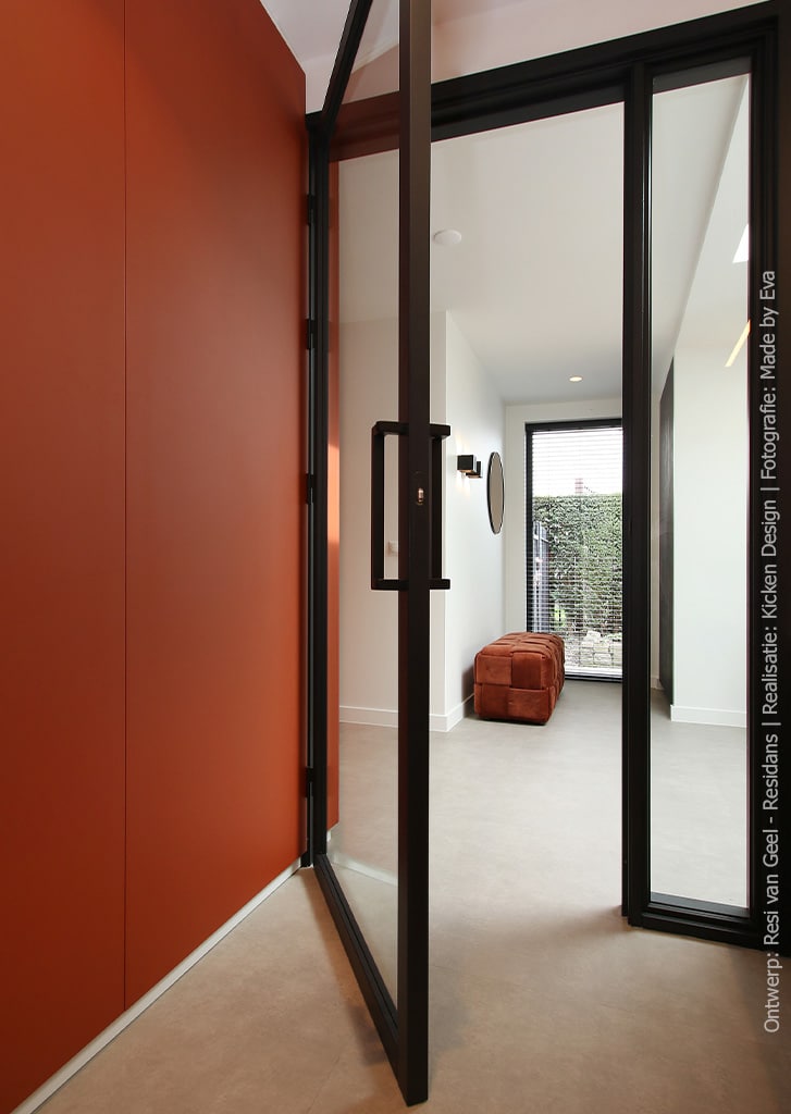 Speels effect in het interieur met oranje maatwerk