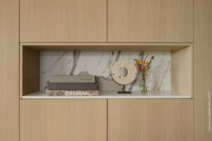 Maatwerk kastenwand met een open nis, geproduceerd in eht marmer decor in decoratief plaatmateriaal van Cleaf, de FB38 Talco