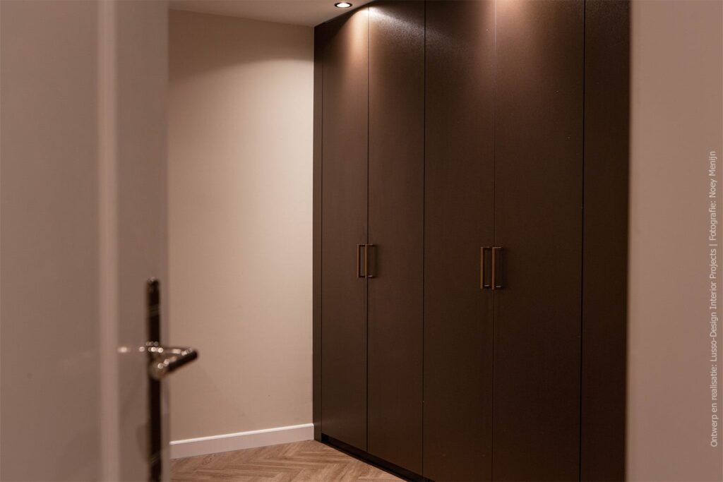 Stijlvolle kastenwand met de de look van geborsteld aluminium