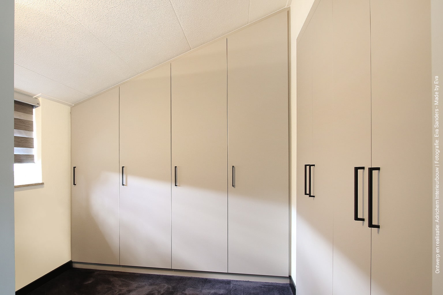Moderne kastenwand met subtiele lichte kleur