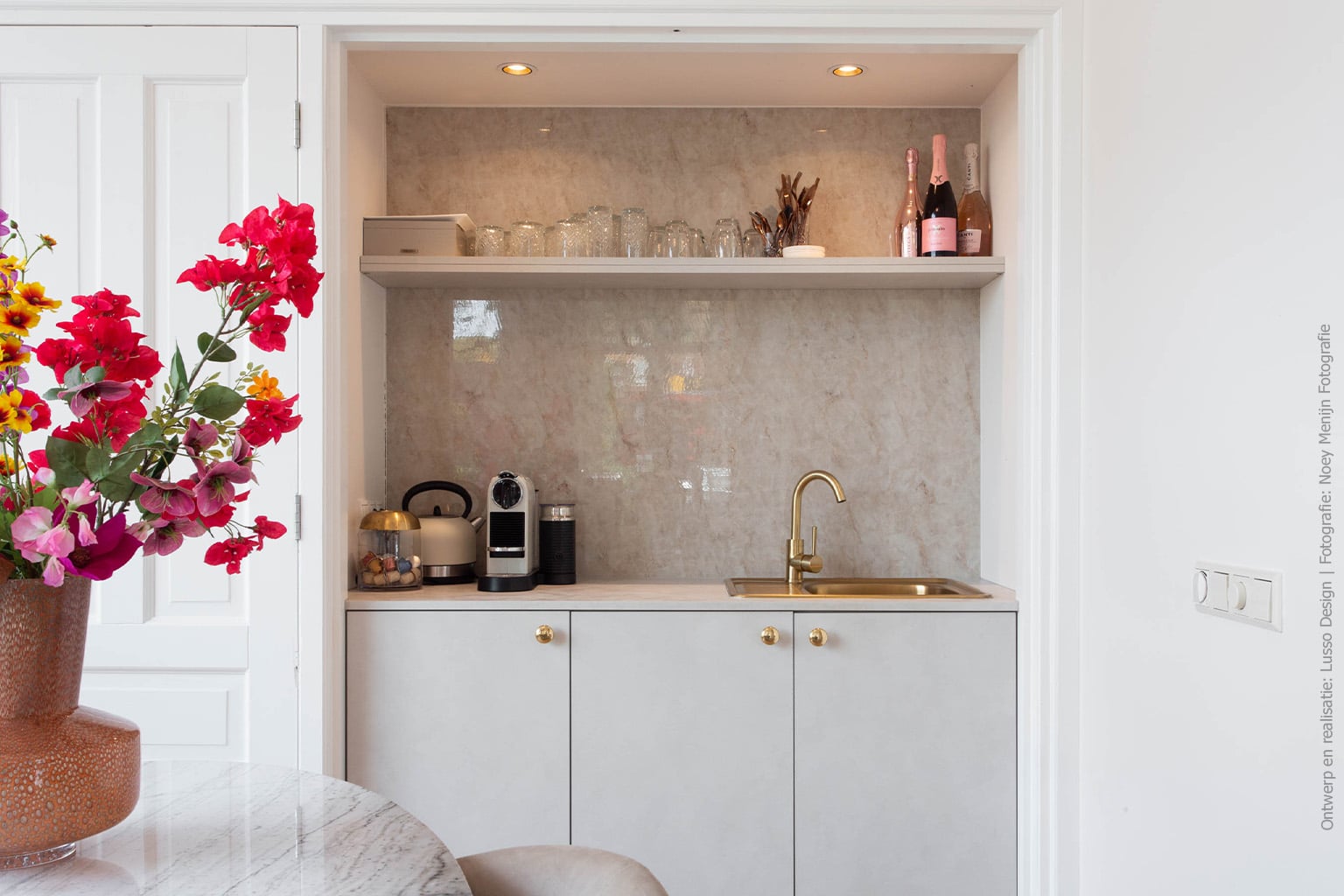Elegante pantry met de beleving van subtiel stucwerk