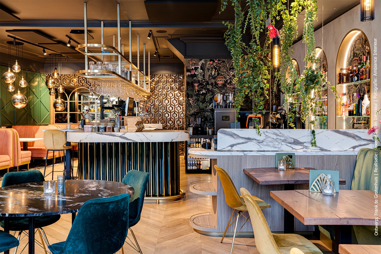 Kleurrijk restaurant met verfijnde marmerlook