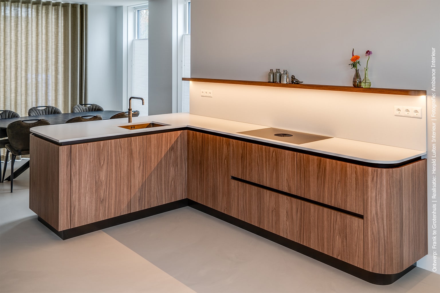 Keuken decoratief plaatmateriaal in decor LS40 Poro Noce in warm noten decor in ronde toepassing met marmer werkblad
