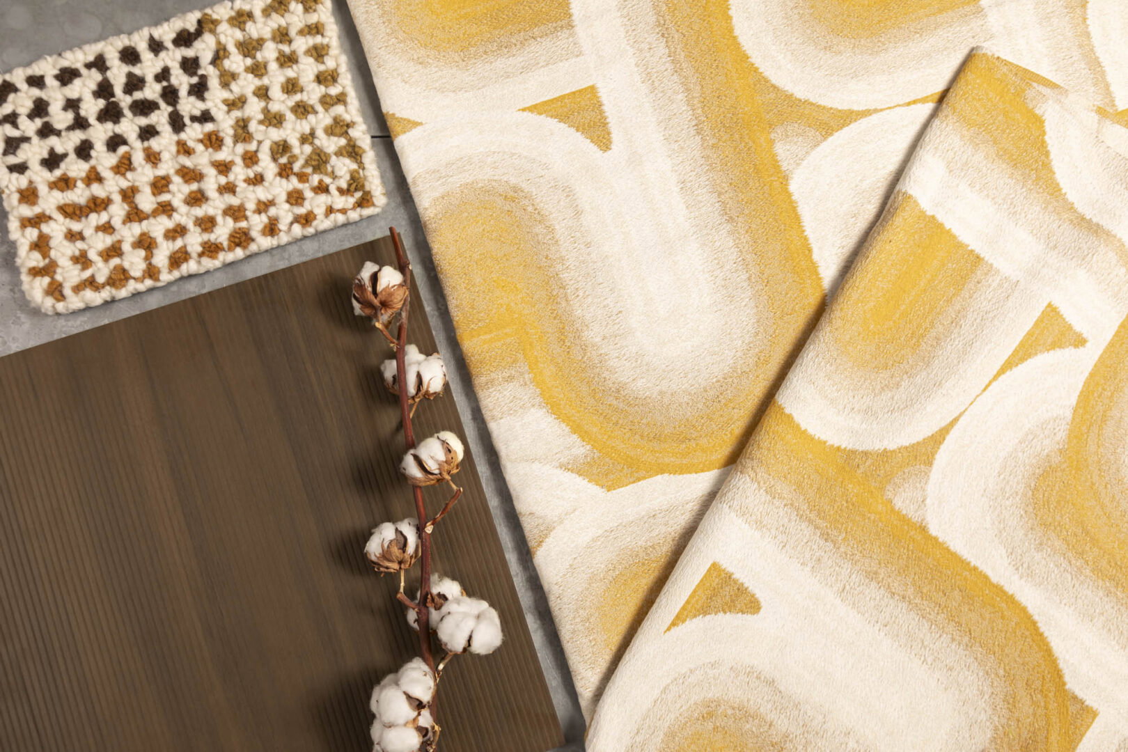 Een moodboard van decoratief plaatmateriaal LS69 Traccia dat een warm hout decor met verticale belijning, gecombineerd met gele stof uit de collectie van Nobilis.