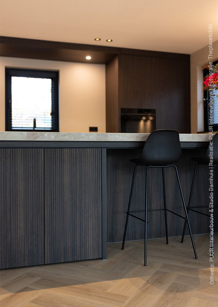 Keuken uitgevoerd in S175 Corteccia en LR29 Riga