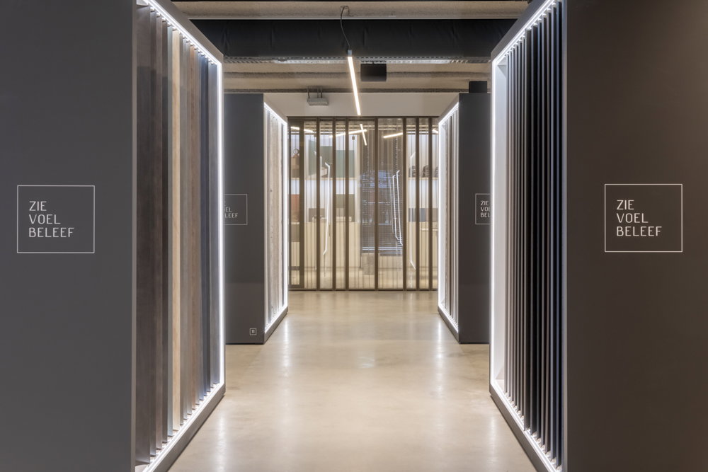 Showroom van DecoLegno met kasten met grote panelen decoratief plaatmateriaal