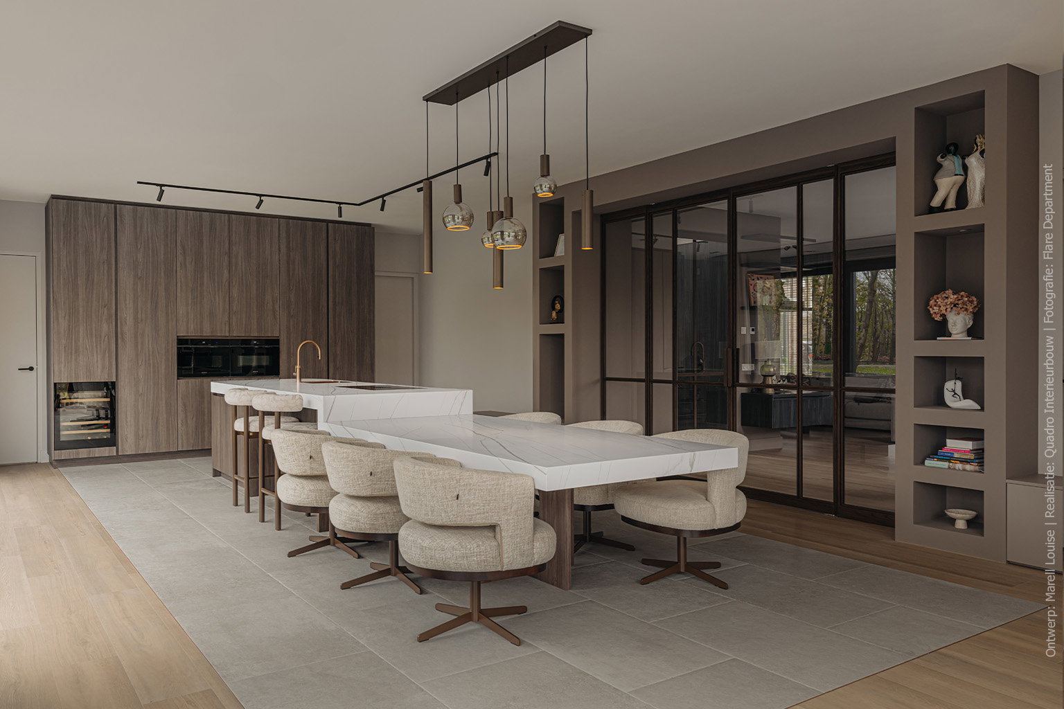 Stijlvolle keuken met warm walnoothout en solid surface werkblad in marmerlook