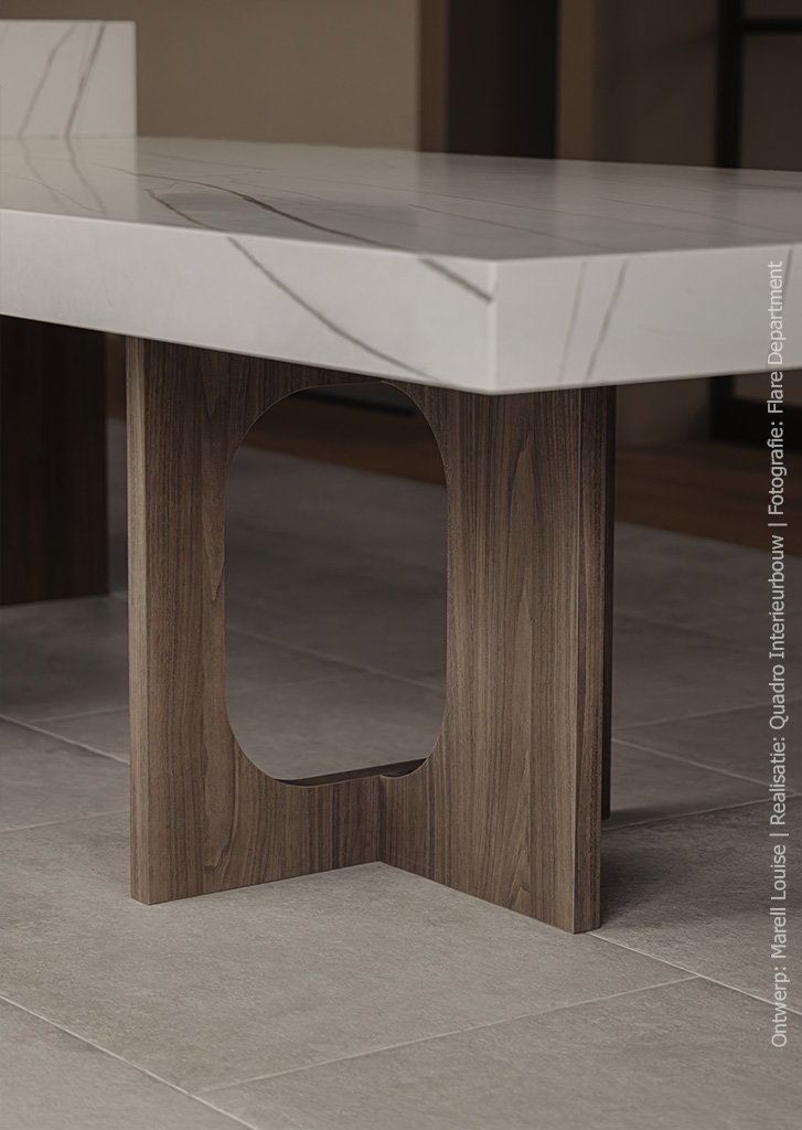 Detailfoto van moderne keuken met walnoothoutdecor LS14 Poro Noce en een solid surface blad in het decor DM5044 Sun Kissed