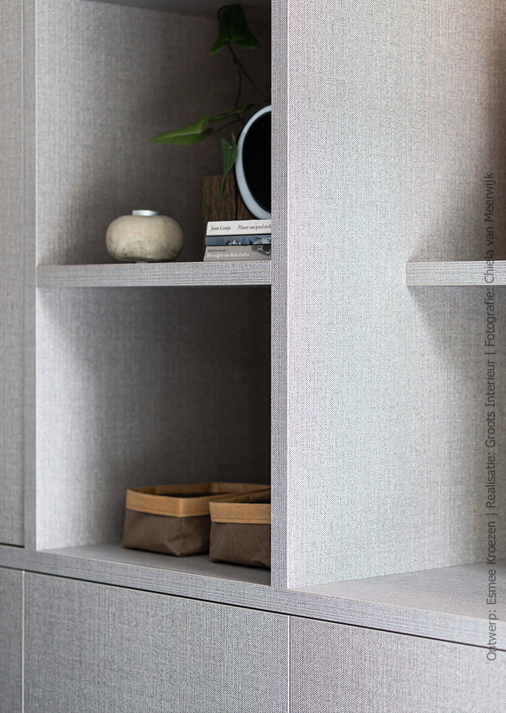 Detailfoto van maatwerk vakkenkast in beige FC44 Nadir met een warme geweven stoflook