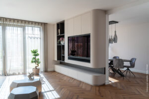 Cinewall gerealiseerd met lichtbeige HM01 Piombo en donkerbruine houtlook van S181 Quercia, met vakken en afgeronde vormen.