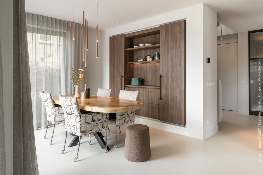 Elegante inbouwkast met de uitstraling van walnotenhout