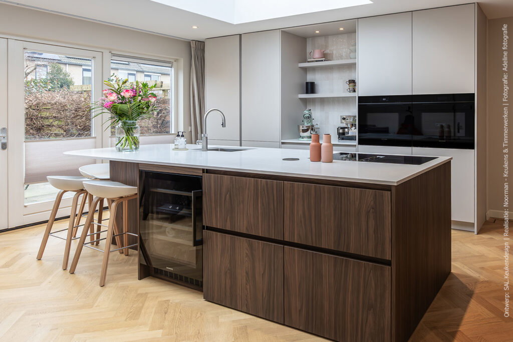 Moderne keuken met kookeiland in donker houtdecor