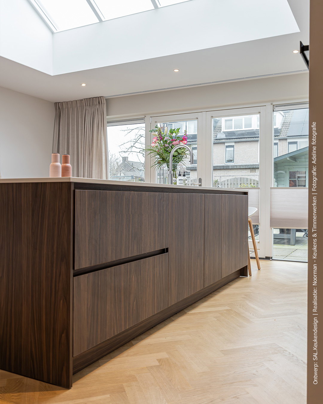 Kookeiland in de mat donkerbruine LS17 Poro Noce