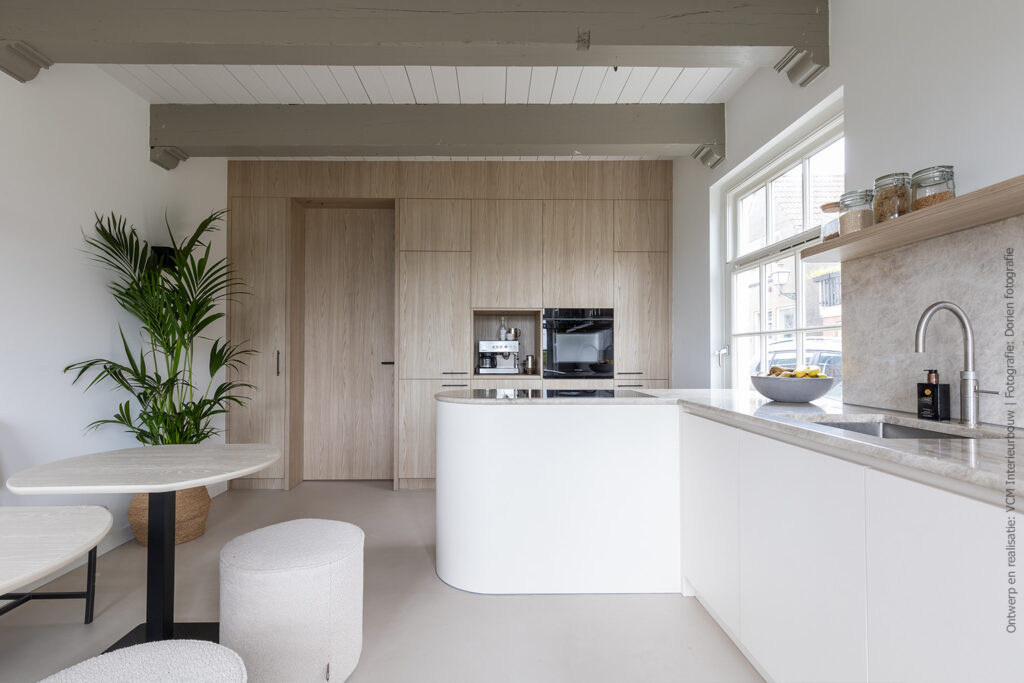 Wandarwerking in moderne keuken met de blonde houtlook S164 Fronda