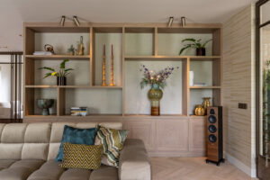 Woonkamerkast met kastanjehout-look in S174 Corteccia, een warme natureltint met subtiele, zachtbruine nerven
