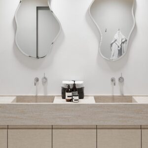 Render van een badkamer, ontworpen in het solid surface decor D M5016 Travertine, welke warme kleurnuances in beige en bruin samenbrengt in een levendig patroon.