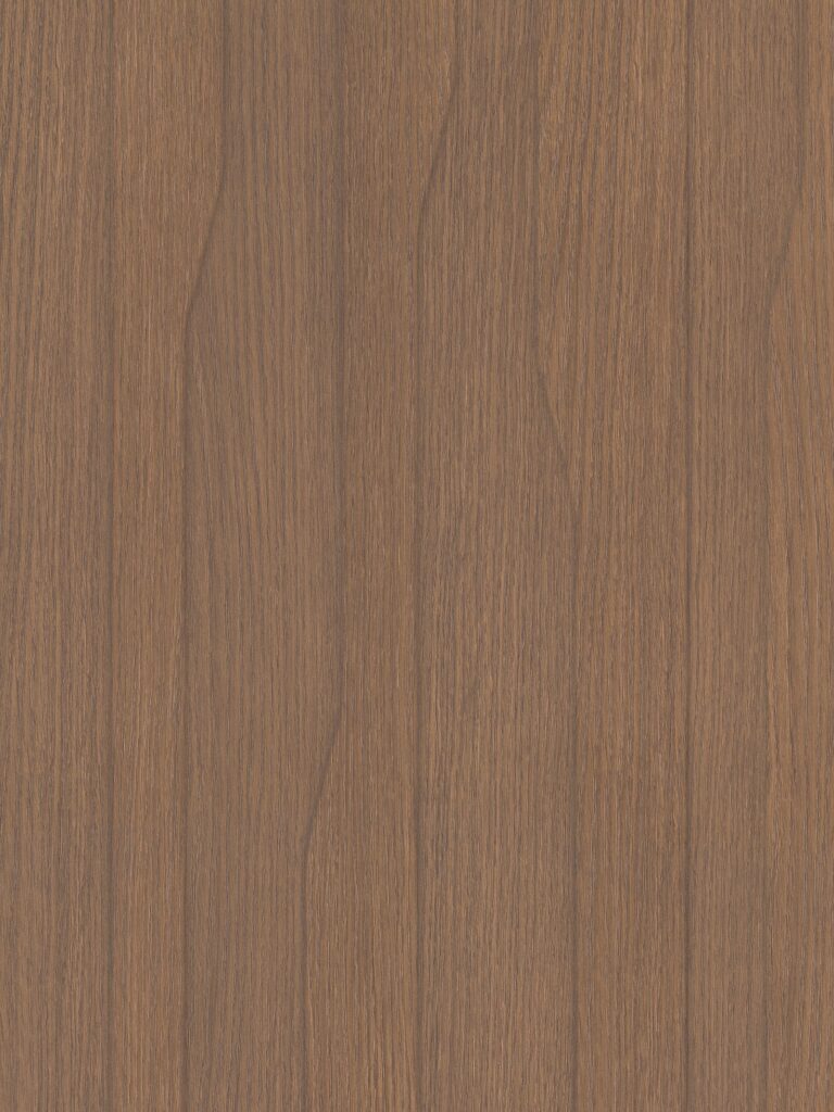 Detailafbeelding van decoratief plaatmateriaal met een dynamisch lijnenspel in een warm bruin eikenhout decor, de S220 Doga van Cleaf.
