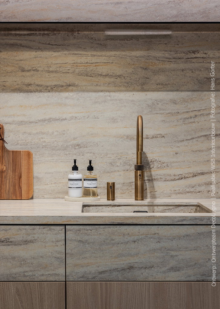 Keuken met blad en wasbak in Sahara Dune, fronten in lichte houtstructuur S173 Corteccia