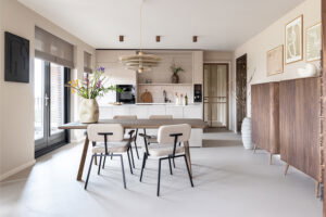 Ruime en lichte woonkeuken uitgevoerd in decoratief plaatmateriaal met linnenstructuur in FA44 Penelope in lichtbeige
