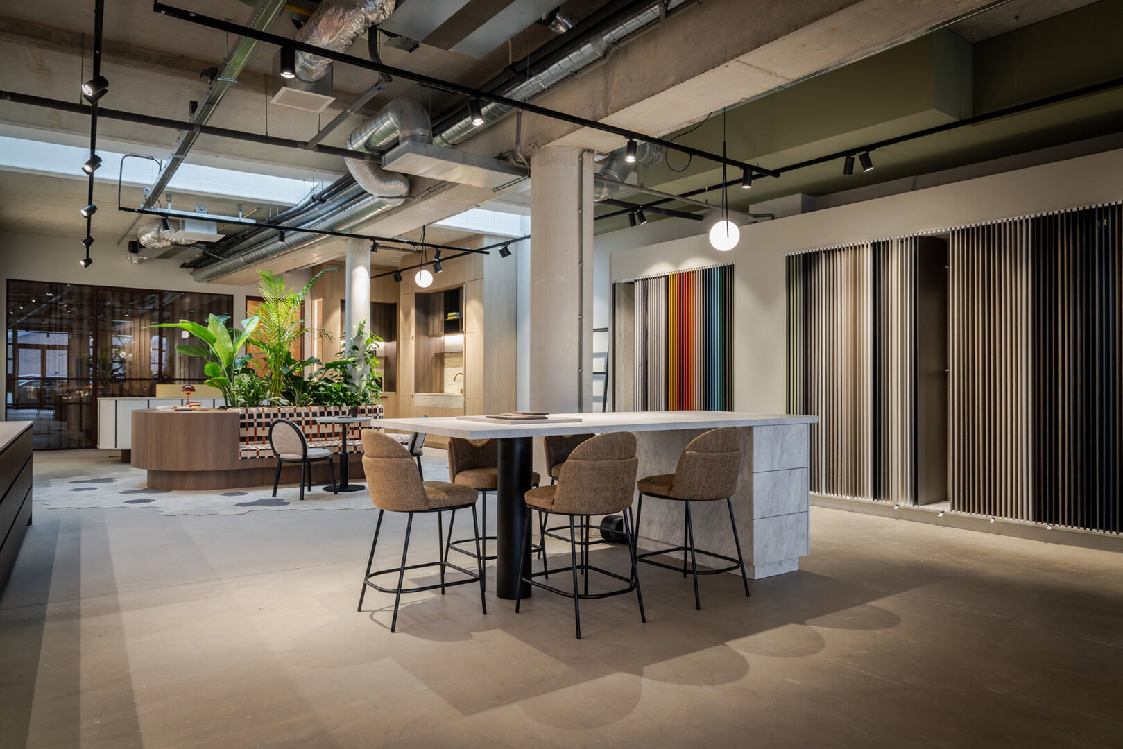 DecoLegno-Showroom-Deventer-Panelkast-Afspraaktafel