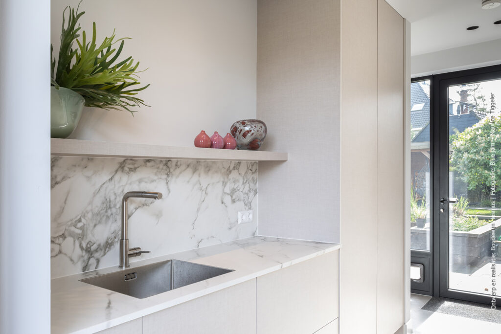 Kastenwand in een bijkeuken met warm licht decor FA44 Penelope, met een uitstraling die doet denken aan fijn geweven linnen