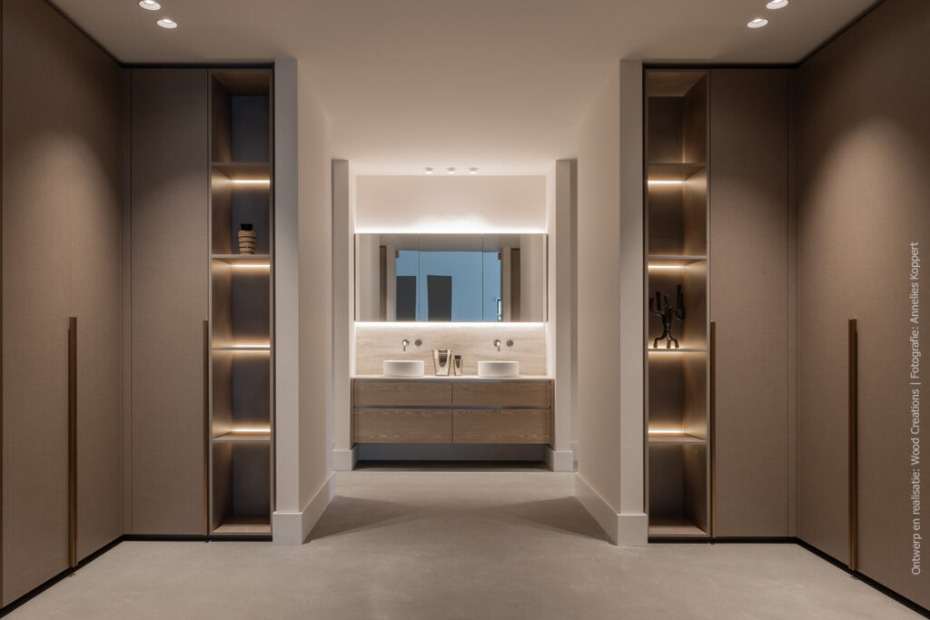 Kledingkamer met kasten in FA42 Penelope, een warmbeige decor met de natuurlijke uitstraling van geweven linnen en een subtiele glans.