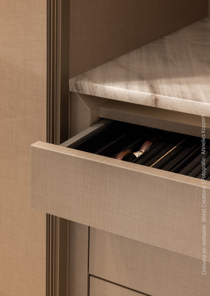 Detailfoto van een kast in FA42 Penelope, een warmbeige decor met de natuurlijke uitstraling van geweven linnen en een subtiele glans.