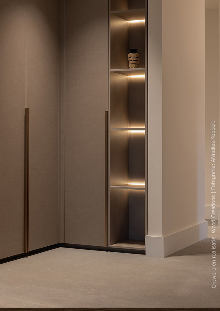 Kledingkamer met kasten in FA42 Penelope, een warmbeige decor met de natuurlijke uitstraling van geweven linnen en een subtiele glans.