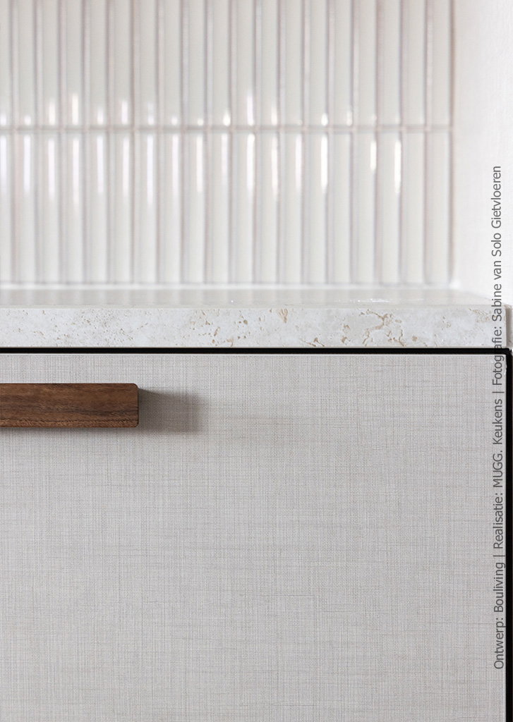Woonkeuken uitgevoerd in decoratief plaatmateriaal met linnenstructuur in FA44 Penelope in lichtbeige