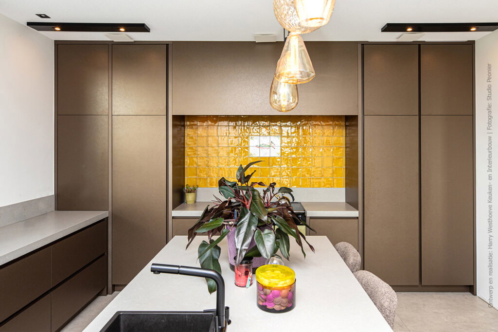 Keukenkasten in Cleaf FA84 Idea met goud-koperen look en subtiele aluminiumstructuur