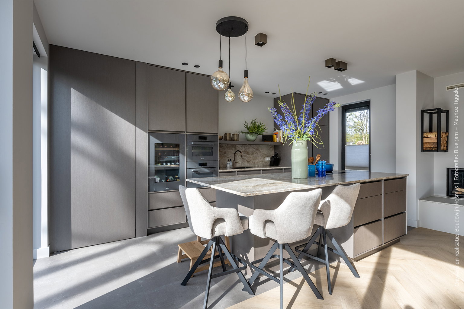 Modern keukenontwerp met een grijze metallic effect