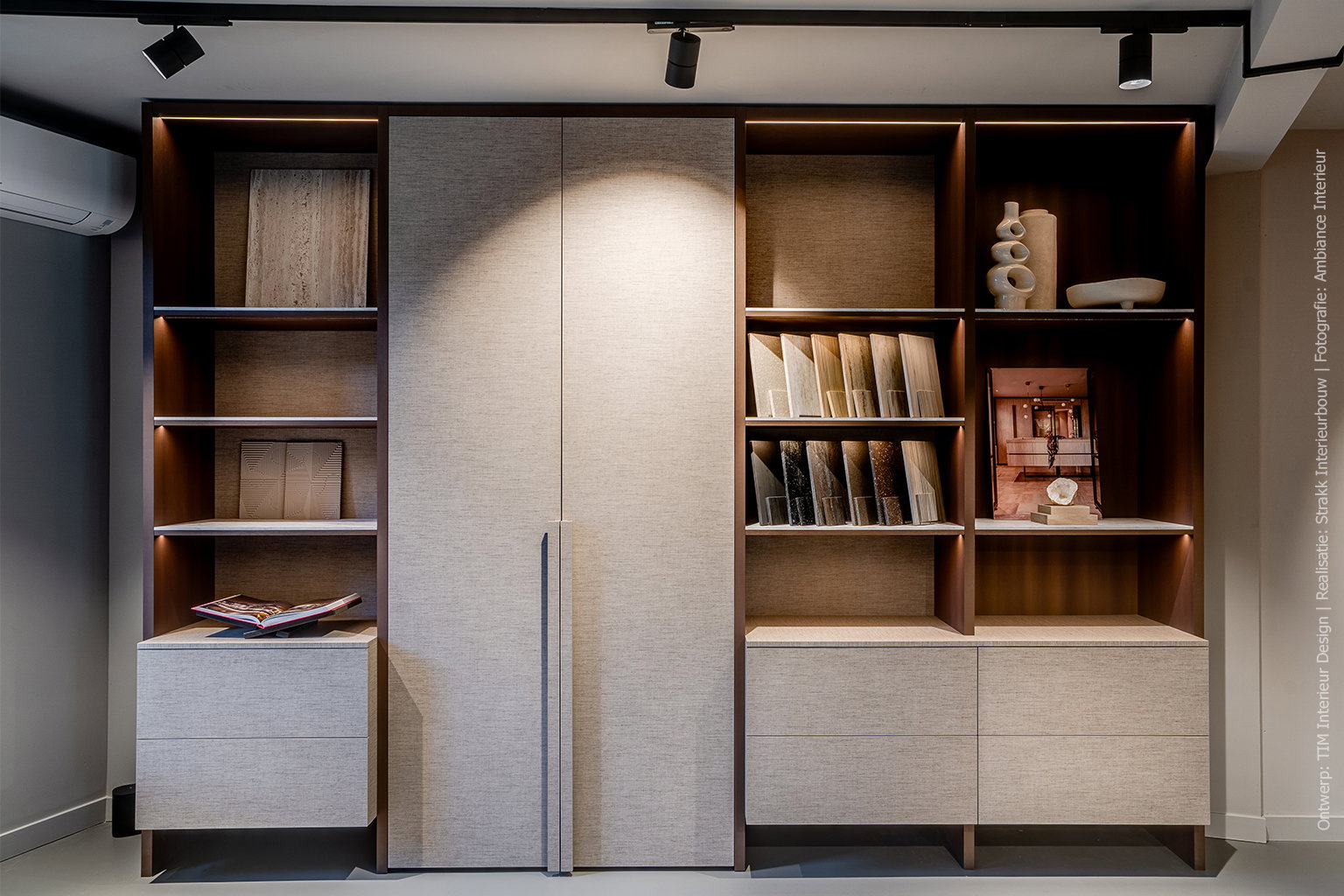 Stijlvolle showroomkast in Echt met textiele beige uitstraling